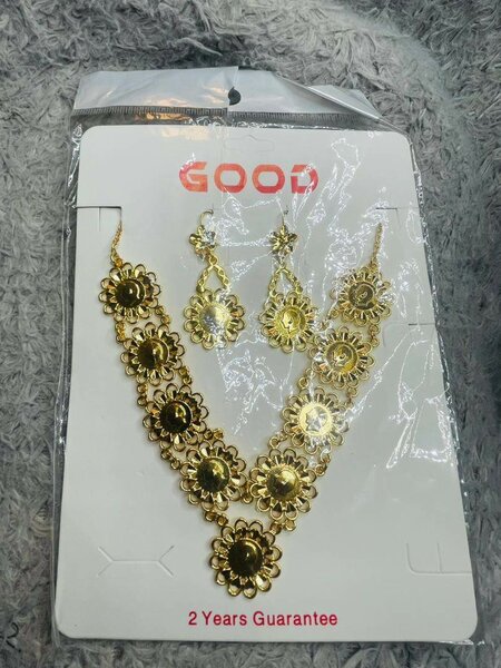 Collier fleur doré élégant