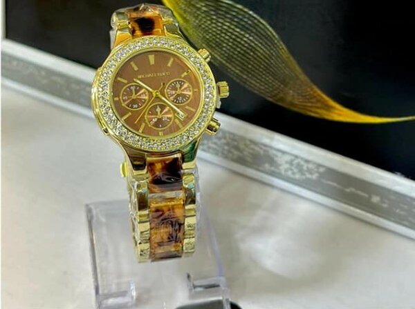 Women's wristwatch with metal bracelet