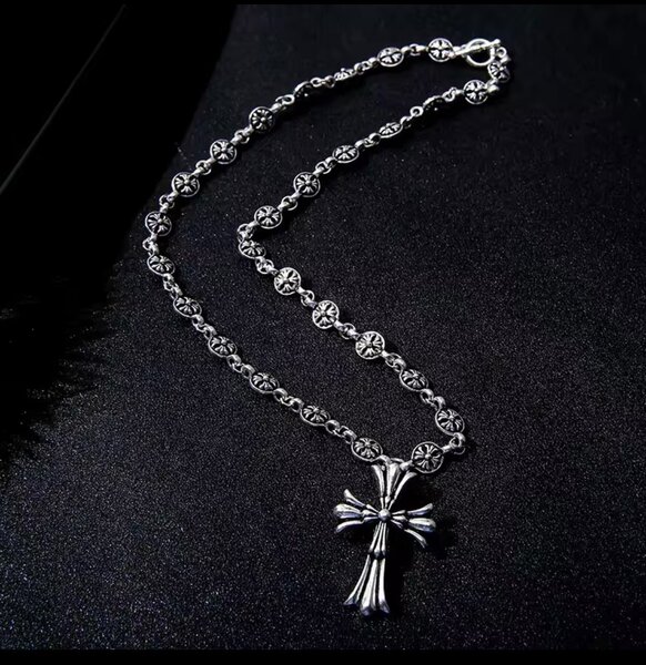 Collier Croix en Argent Élégant