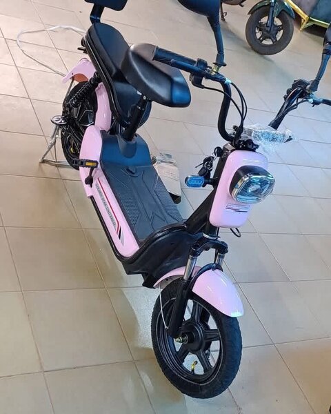 Scooter électrique rose