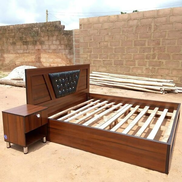 Lit en bois avec tête de lit capitonnée