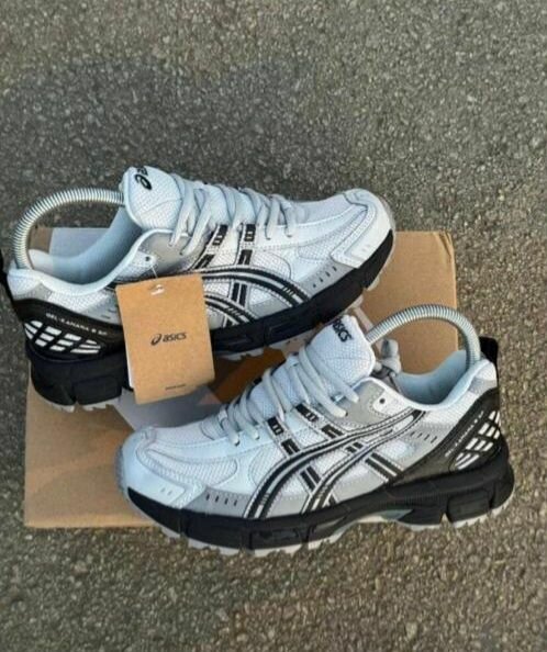 Chaussures Asics blanches noires