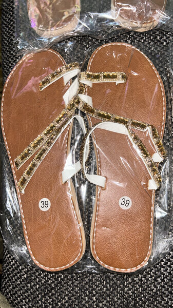 Sandales dorées élégantes