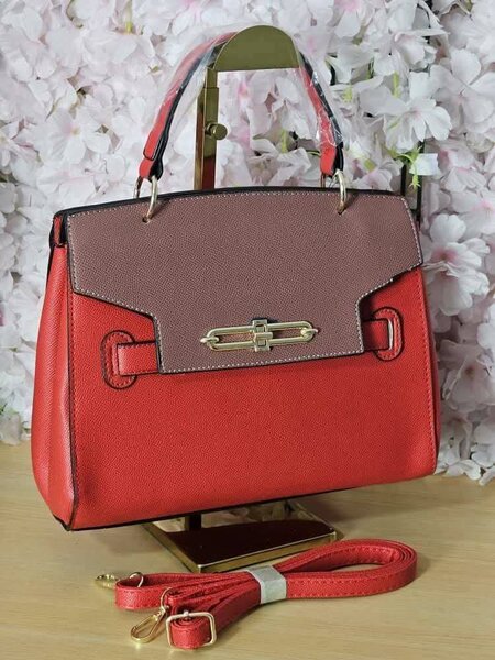 Sac à main élégant rouge