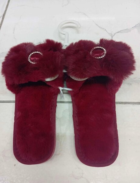 Chaussons Furry Bordeau Élégants