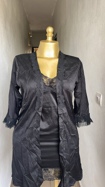 Ensemble nuisette et robe de chambre en satin noir