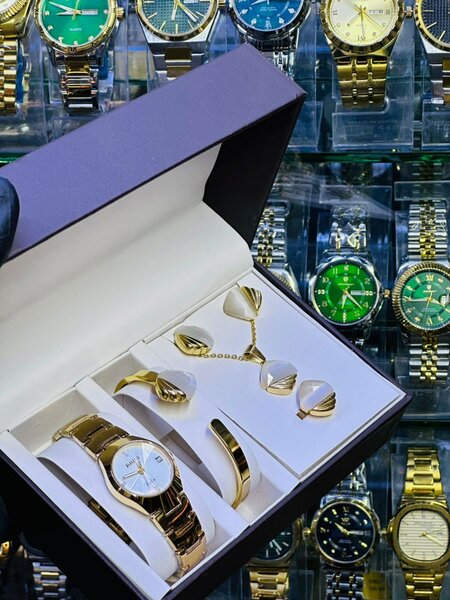 Montre dorée élégante femme