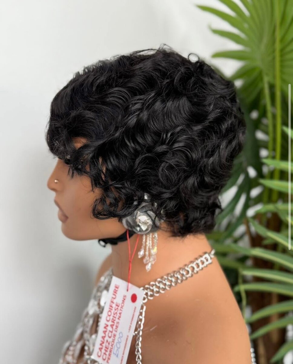 Perruque courte frisée noire