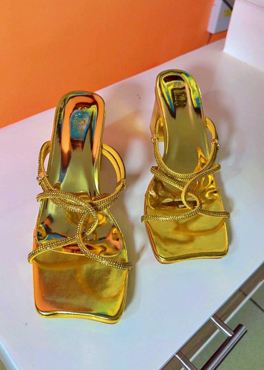 Sandales dorées à talons