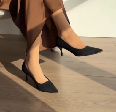 Замшевые лодочки с золотистым носиком черные