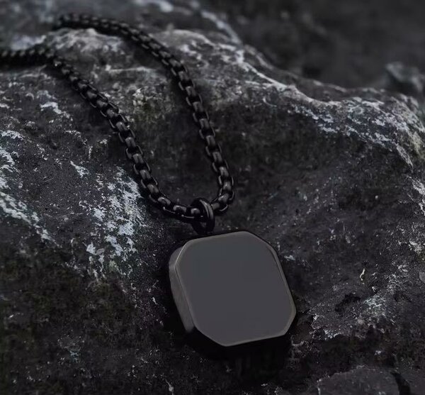 Collier pendentif hexagonal noir