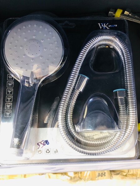 ensemble de douche trois pièces.