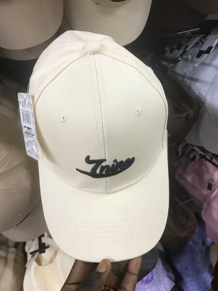 Casquettes en coton brodées