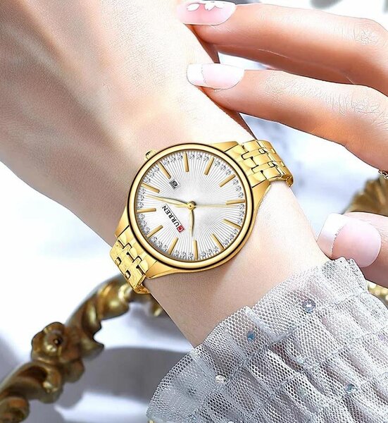 Montre femme élégante dorée