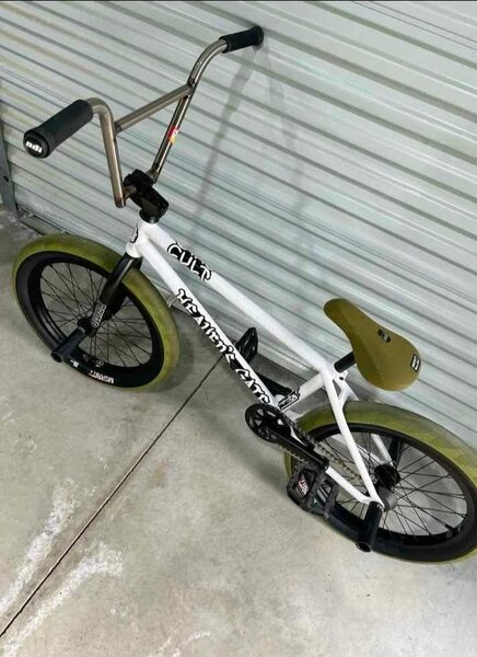 Vélo BMX blanc