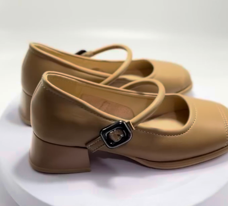 Эти лакированные балетки сочетают в себе роскошь и комфорт, идеально подходя как для повседневной использования, так и для особых случаев. 😍