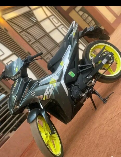 Yamaha Moto GP 125cc noir et vert