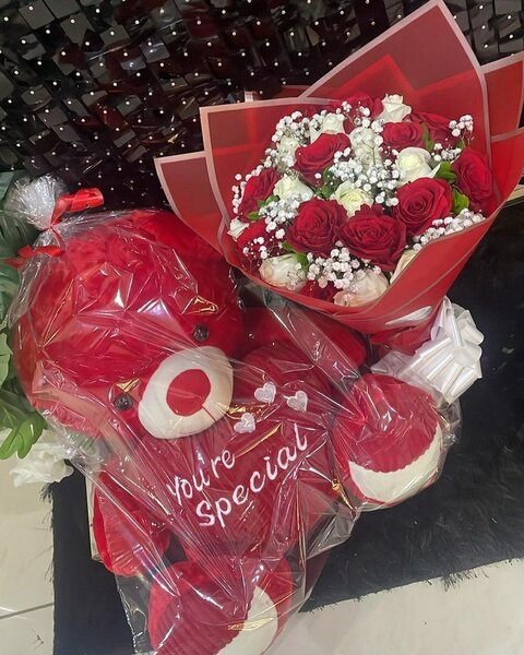 Bouquet de roses rouges avec nounours