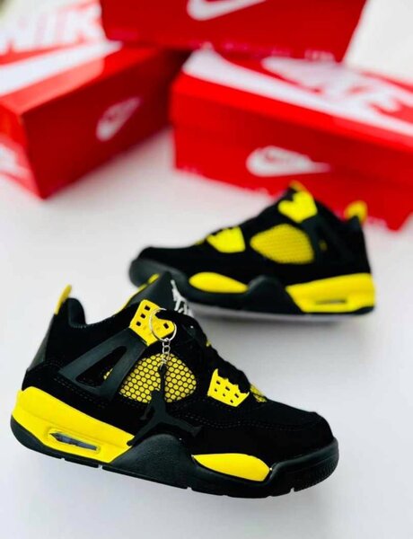 Chaussures Nike Air Jordan 4 noir jaune