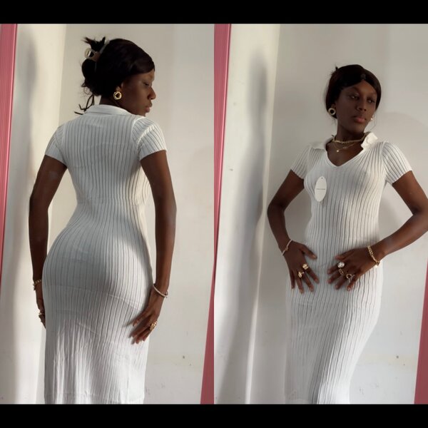 Robe blanche côtelée chic