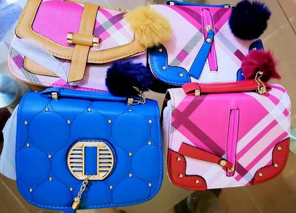 Sacs à main élégants avec pompon