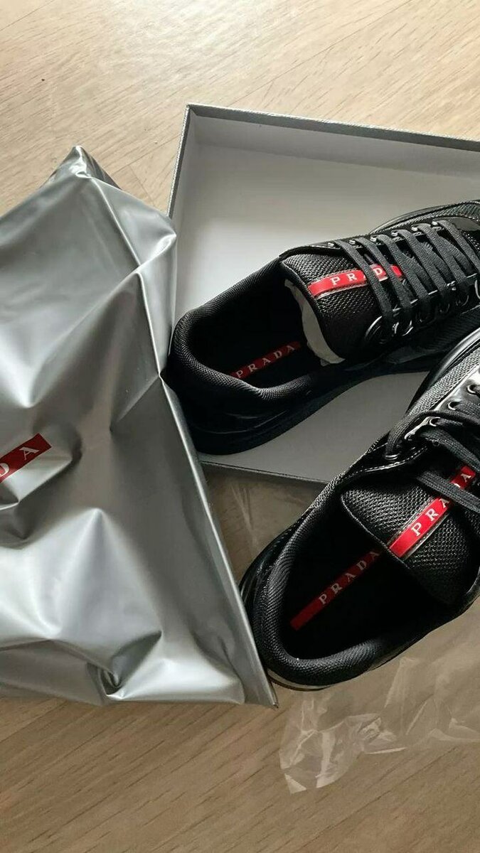 Sneakers Prada noirs élégants pour hommes