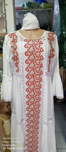 Robe longue brodée femme