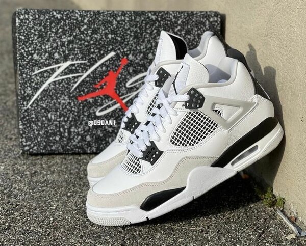 Jordan Retro 4 Military Black