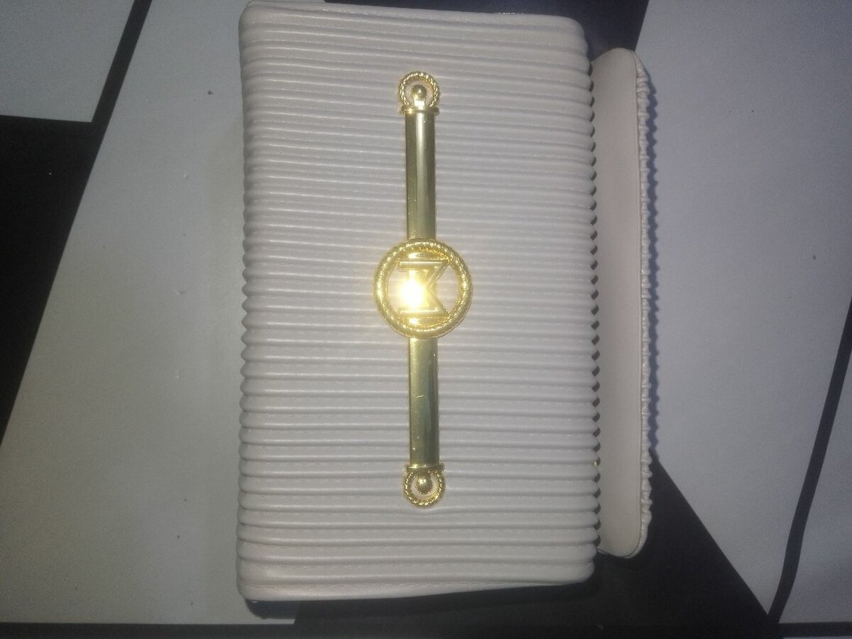 Sac à main en cuir blanc avec fermoir doré