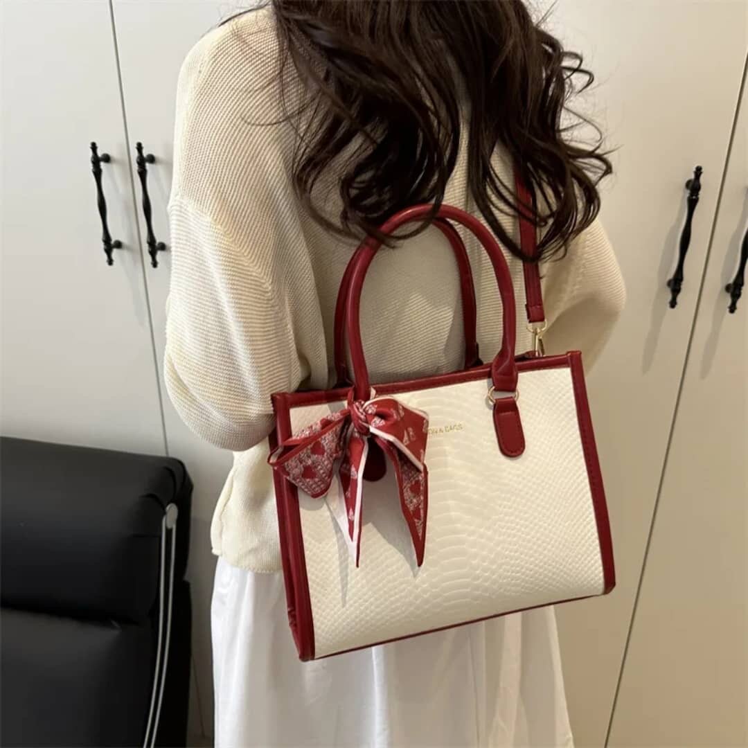 Sac à main blanc et rouge avec ruban