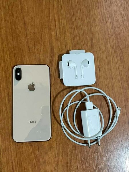 iPhone avec écouteurs et chargeur