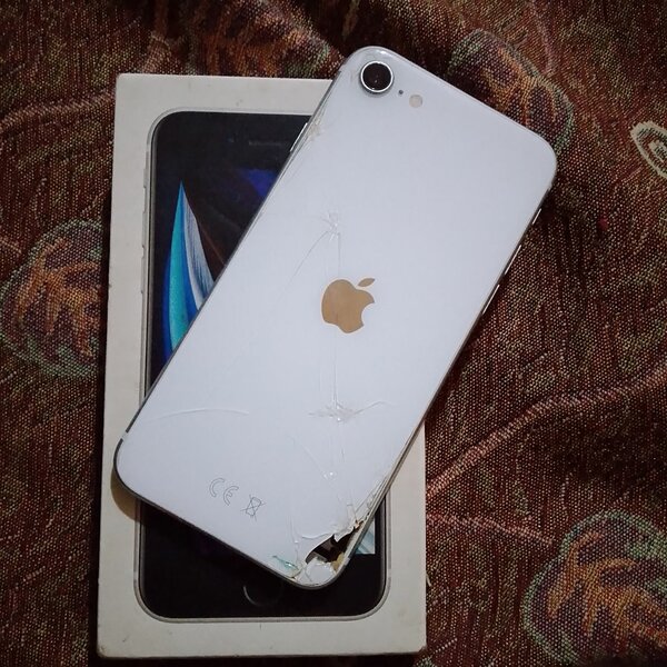 iPhone SE avec écran endommagé