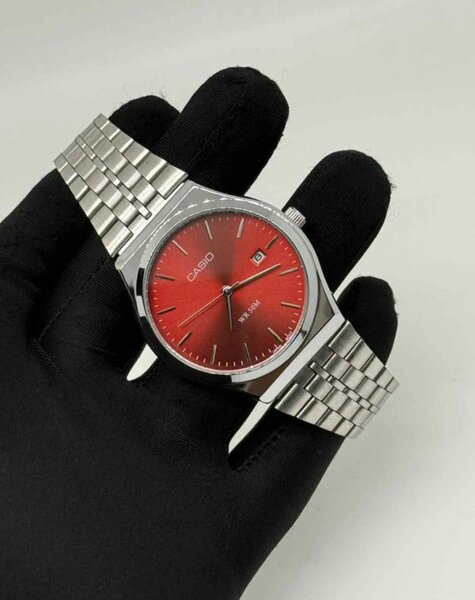 Montre Casio rouge élégante