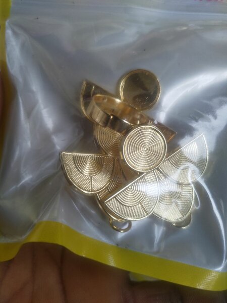 Boucles d'oreilles et bague.