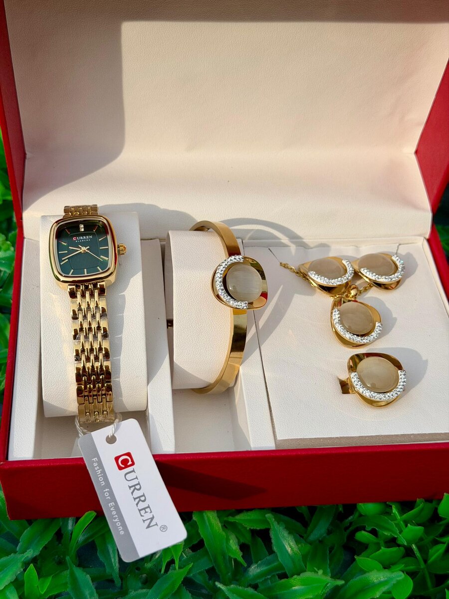 Parure Montre et Bijoux Dorés