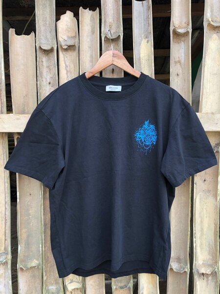 T-shirt noir MLL avec design floral bleu