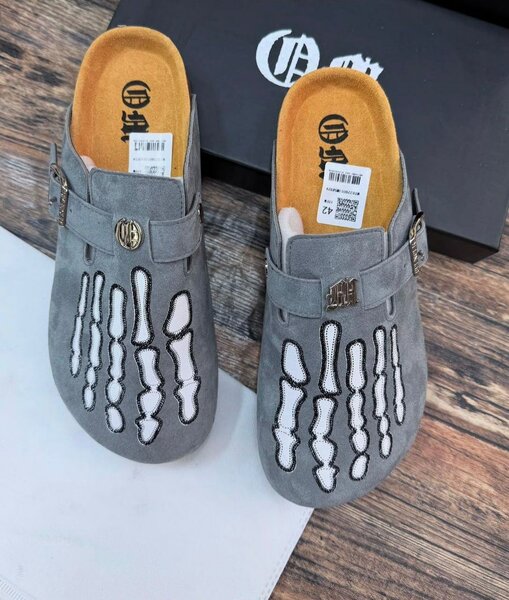 Sabots en suède avec motifs squelettes