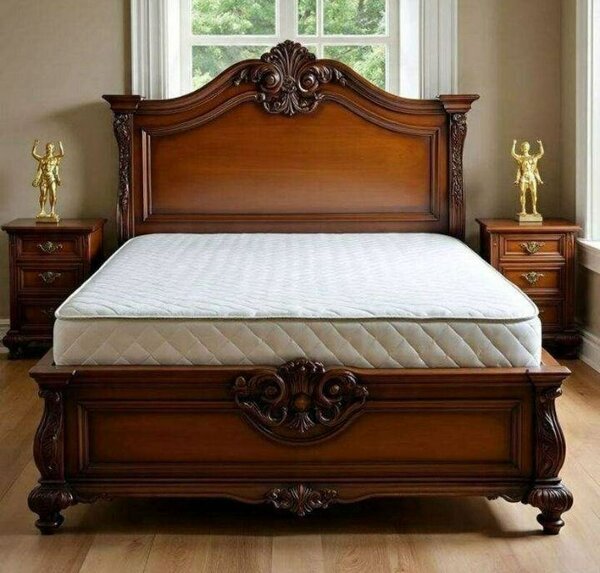 Lit en bois sculpté classique