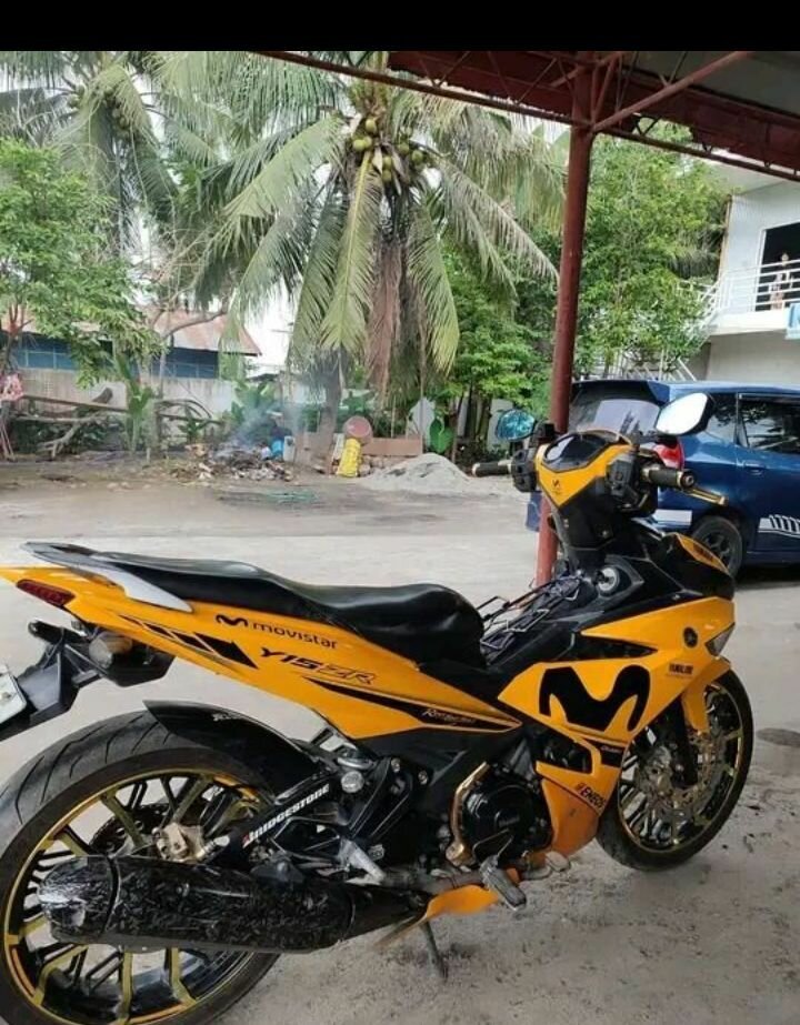 Yamaha Moto jaune