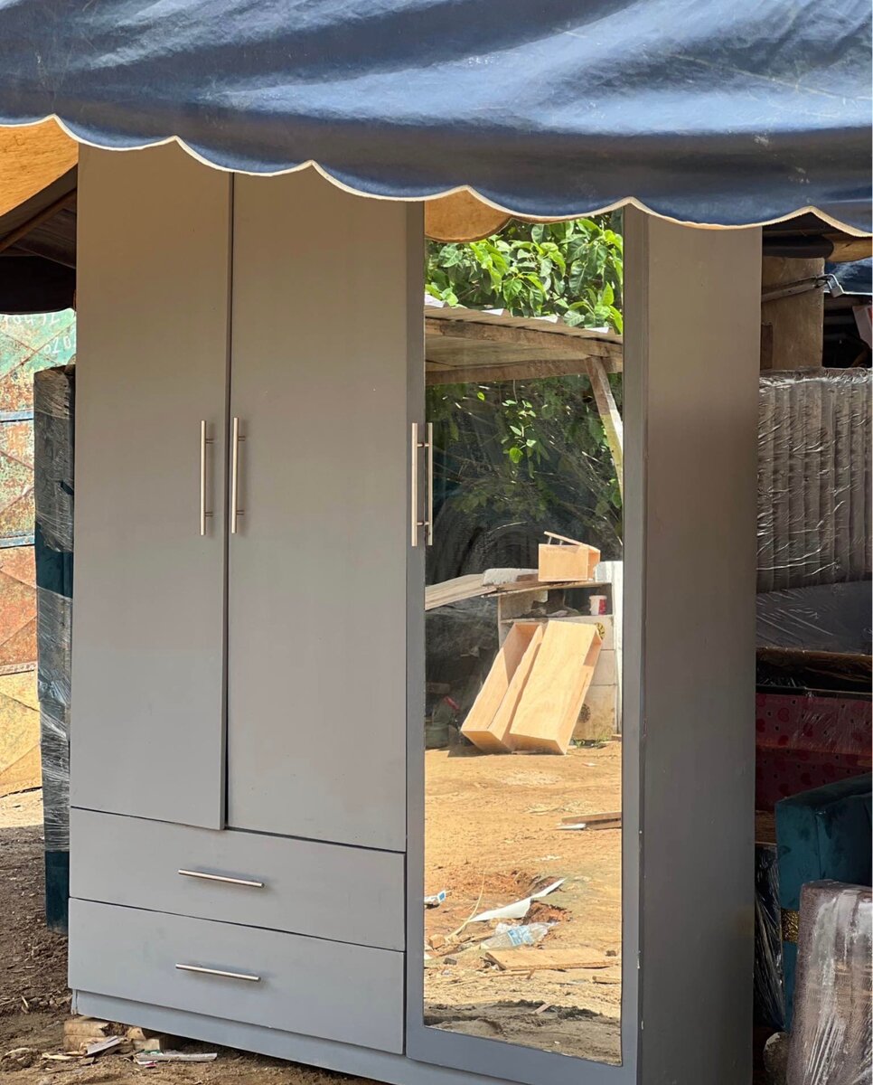 Armoire dressing gris moderne avec miroir