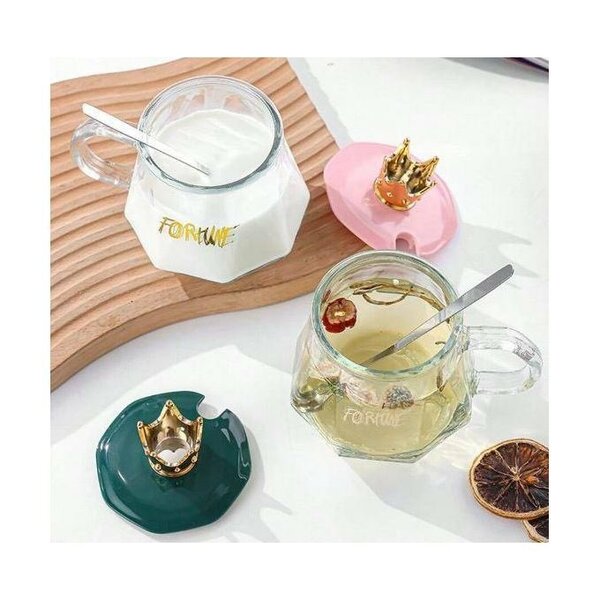 Tasse en verre avec couronne