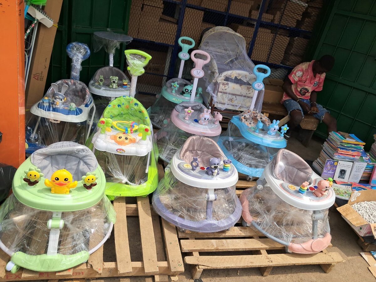 Trotteur bébé avec jouets éducatifs