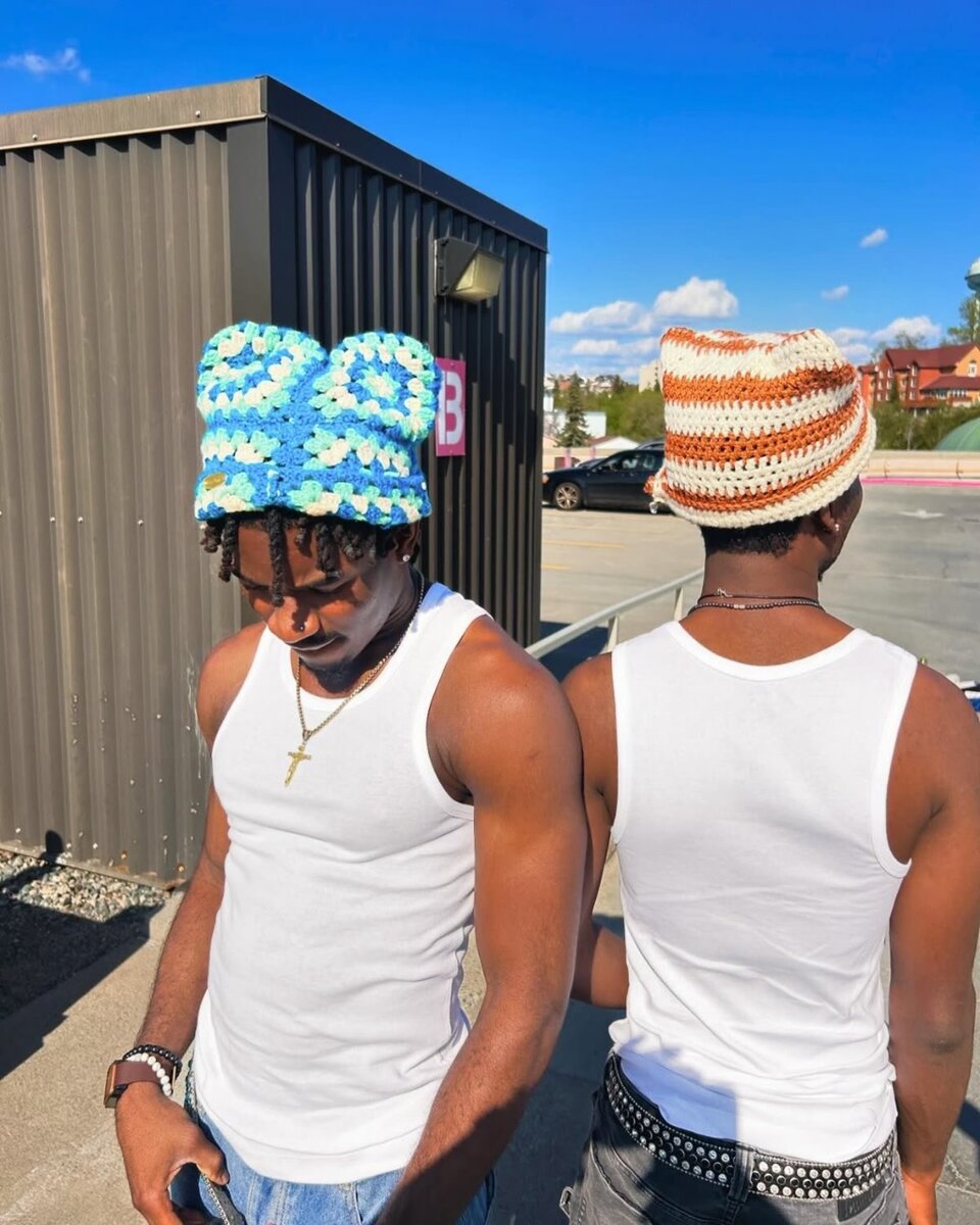 Chapeau en crochet coloré