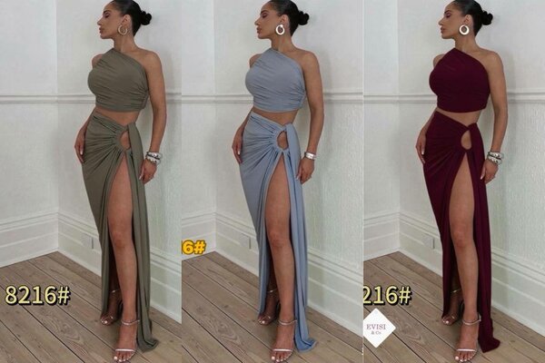 Ensemble deux pièces chic avec jupe fendue et crop top