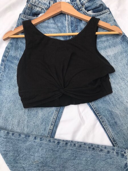 Top court noir à nœud