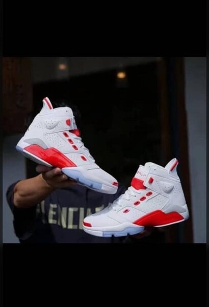 Baskets blanches et rouges