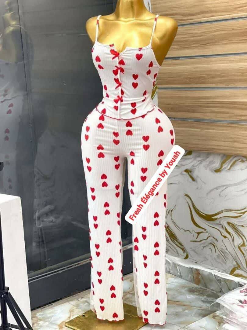 Combinaison chic à motifs cœurs