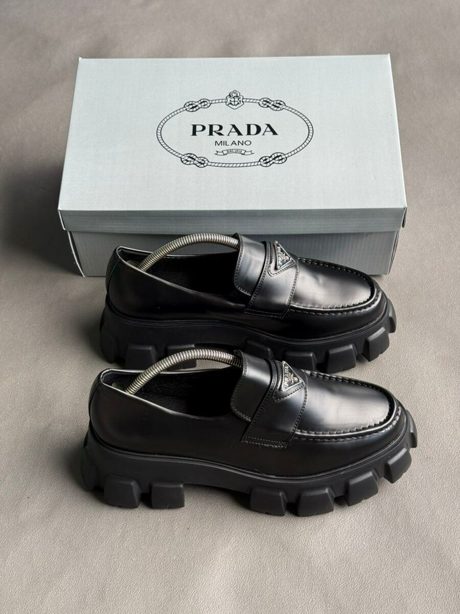 Loafers Prada en cuir noir