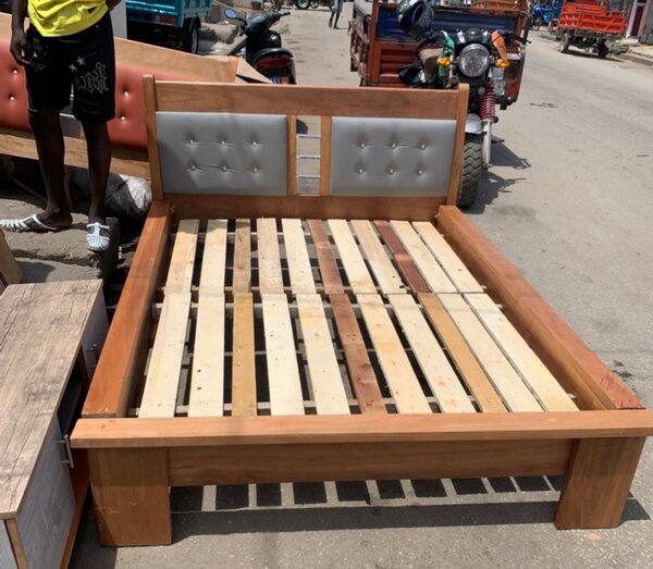 Lit double en bois moderne