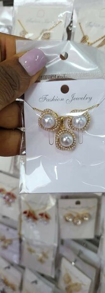 Collier pendentif perle doré